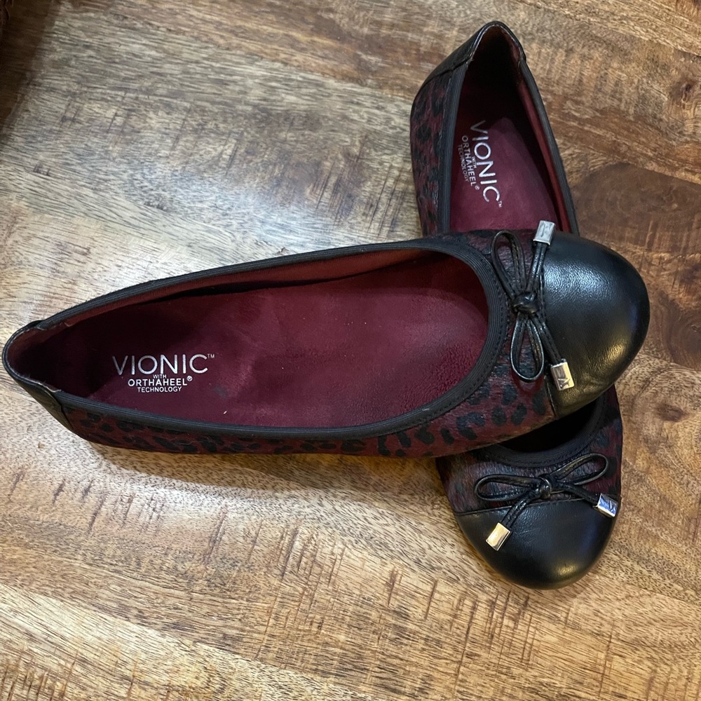 Vionic Women's Black and Burgundy Loafers